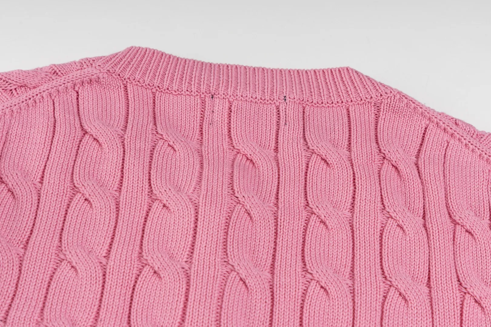 P230 #R93 RALPH LAUREN Ralph Lauren twelve colors classic small label embroidery logo seven-button knitted cable cardigan sweater women's top, high-density LOGO embroidery on the chest, original customization of tag accessories. Made of pure cotton yarn, pure cotton is skin-friendly and comfortable, small label war horse embroidered twist button cardigan sweater 🐎 high quality, follow the blogger to learn how to wear it! Let’s buy a Ralph Lauren cable sweater. It’s a super hard-to-find series after it became popular. It’s hard to find one on the official website. It’s simple and practical to wear, with a lazy and loose feel. The thickened fabric has more texture, feels soft and delicate, and has a loose fit. Whether worn alone or layered, you can wear different styles of fashion with just one piece!   Size: